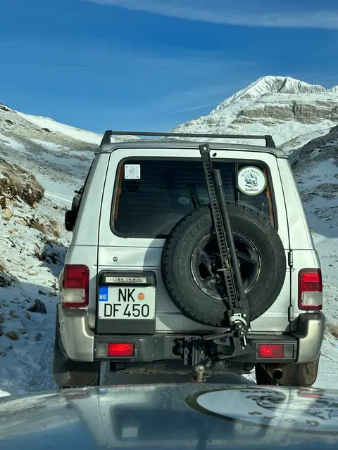 Bijeli terenac na zimskom planinskom putu