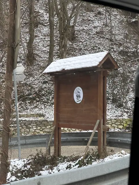 Drvena informativna tabla u zimskom predjelu kod Manastira Sretenje