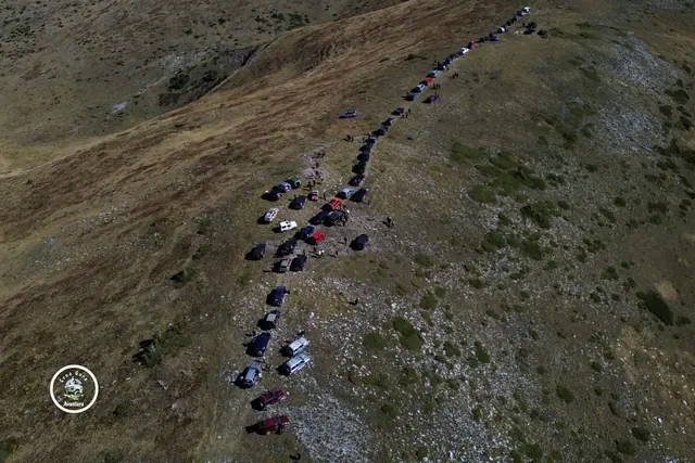 Kolona terenaca na planinskom putu, snimljena iz vazduha