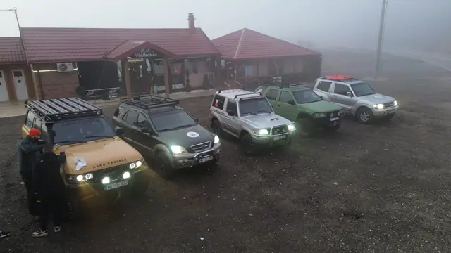 Pogled iz vazduha na vozila ispred planinskog objekta