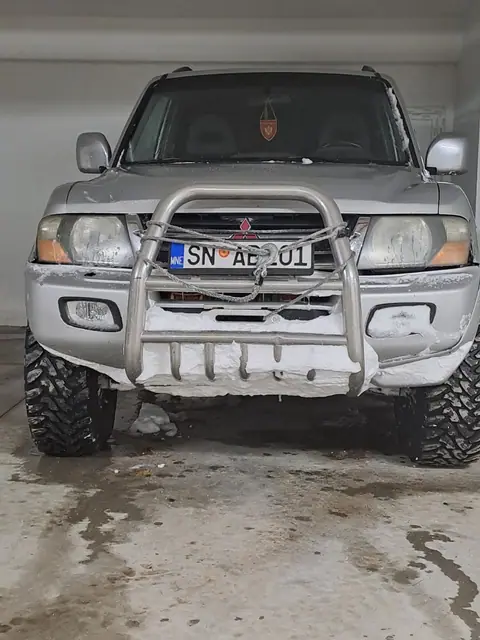 Prednji pogled na srebrni terenac ispred objekta