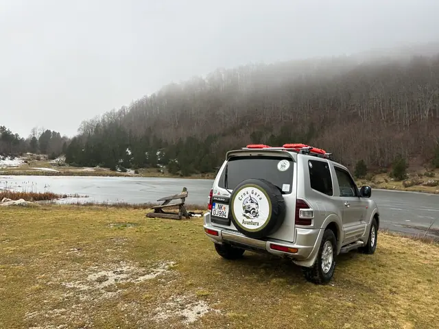 Srebrni terenac pored vode i šume