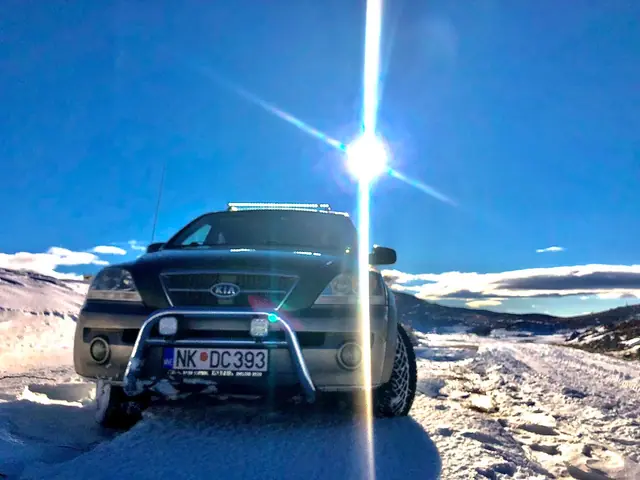 Terenac na snijegu pod jakim zimskim suncem