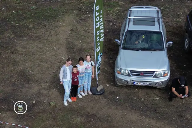 Učesnici okupljanja pored srebrnog terenca i zastave udruženja