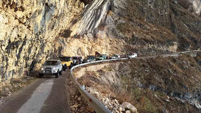 Vozila na kamenitom putu uz liticu