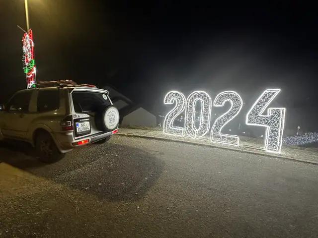 Vozilo pored osvijetljenog natpisa 2024 u Šavniku