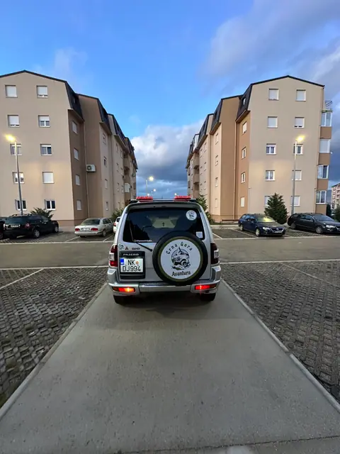 Vozilo udruženja na ulici između zgrada