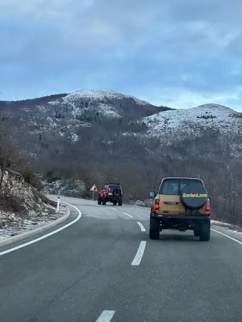 Vožnja iza terenca na asfaltiranom planinskom putu