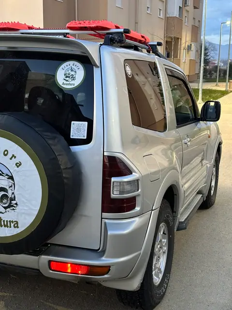 Zadnji dio terenca sa rezervnim točkom i opremom na krovu