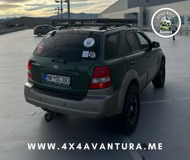 Zadnji dio zelenog terenca sa naljepnicama udruženja